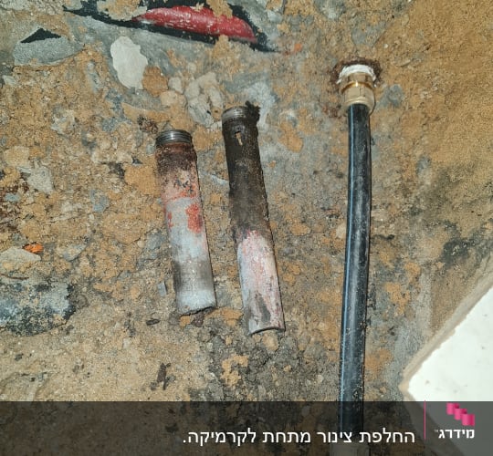 צינורות מתכת ישנים וחיבור צינור חדש באדמה